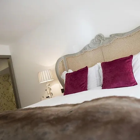 The Priory 3* ميدلهام