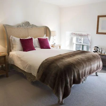 The Priory 3*